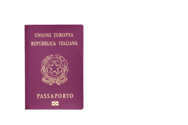 Avrupa Birliği 'nin İtalyan biyometrik pasaportu şeffaf arka planda izole edildi.