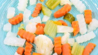 Giardiniera, İtalyan turşusu şarap sirkesiyle karışık sebzeler, mavi tabağa yakın, dönen video..