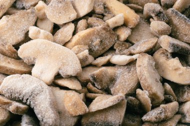 Bir yığın donmuş Agaricus Bisporus mantar, yiyecek arka planı, makro yakın plan..