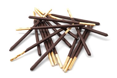 Beyaz arka planda çikolata kaplı bisküvi yığını.