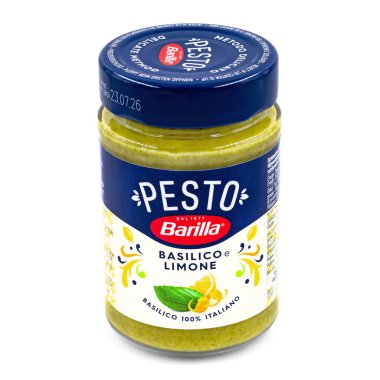Barilla Pesto basilico e limone, hazır sos kavanozu, beyaz arka planda izole edilmiş İtalyan ürünü..