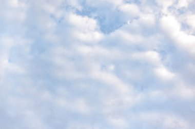 Beyaz bulutlu mavi gökyüzü