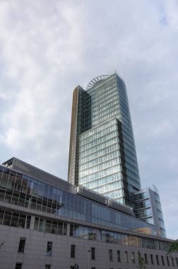 Gökyüzünün arka planında uzun camdan bir bina