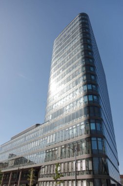 Gökyüzü olan modern ofis binası