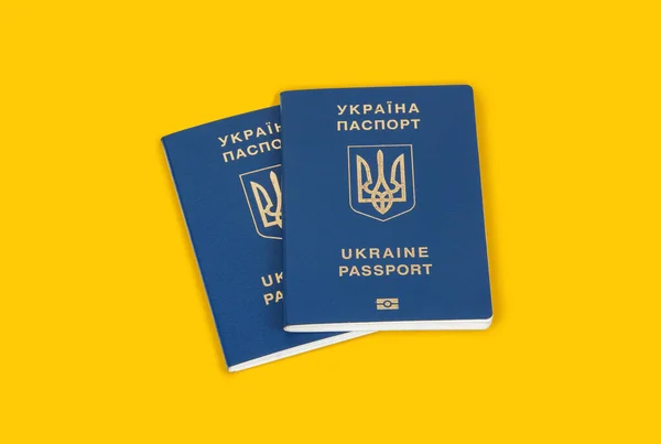 Sarı arka planda Ukrayna 'nın yabancı pasaportu