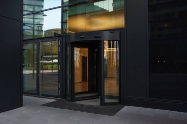 Bina cephesi, modern bir binaya giriş.