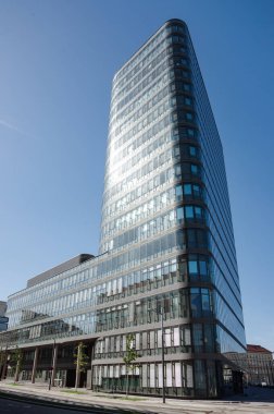 Gökyüzü olan modern ofis binası