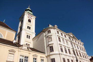 Mavi gökyüzünün arka planında Katolik kilisesi var. Viyana, Eski Avrupa