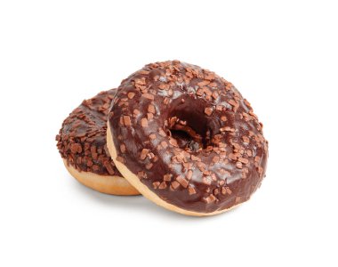 Beyaz arka planda izole edilmiş iki çikolatalı çöreğin fotoğrafı.