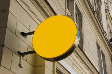 Tarihi bir binanın arka planında reklam tabelası. Eski Avrupa 'nın manzarasında bir model.