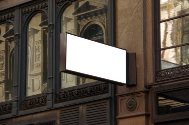 Tarihi bir binanın arka planında reklam tabelası. Eski Avrupa 'nın manzarasında bir model.