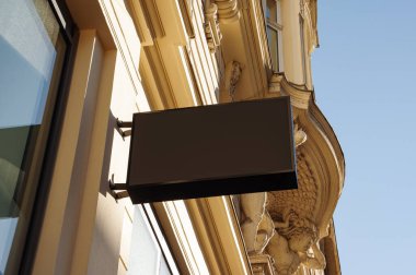 Tarihi bir binanın arka planında reklam tabelası. Eski Avrupa 'nın manzarasında bir model.