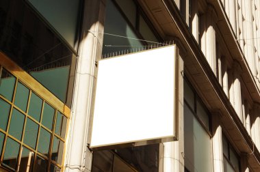 Tarihi bir binanın arka planında reklam tabelası. Eski Avrupa 'nın manzarasında bir model.