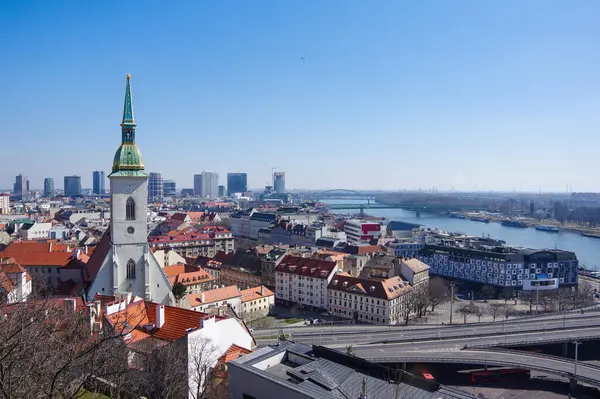 Bratislava, şehir merkezi manzarası ve St. Martyna Katedrali..