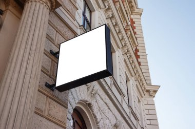 Binanın ön cephesinde reklam tabelası