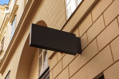 Binanın ön cephesinde reklam tabelası