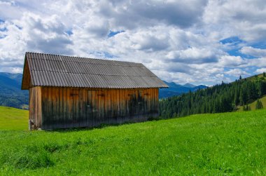 Dağlardaki eski ahır.