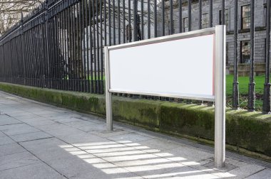 Çitlerdeki ve parktaki reklamlar için boş beyaz afiş