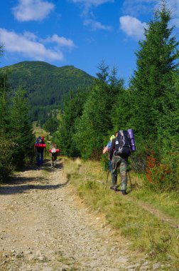 Dağ turizmi. Bir grup turist dağlara tırmanıyor..