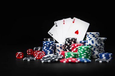 poker. Fişler ve kartlar masada. Kumar..