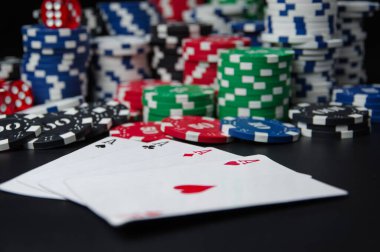 poker. Fişler ve kartlar masada. Kumar.