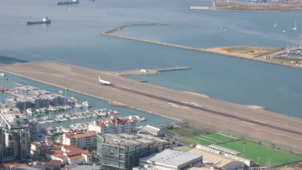 Gibraltar Oktober 2022 Erhöhter Blick Auf Den Flughafen Und Die — Stockvideo