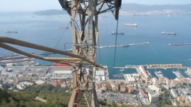 Yukarı Kaya, Cebelitarık. 24 Ekim 2022. Teleferikten rıhtımlara ve Cebelitarık Körfezi 'ne PO.V. olarak bakıyor. Yukarı Kaya İstasyonu 'nun başında.