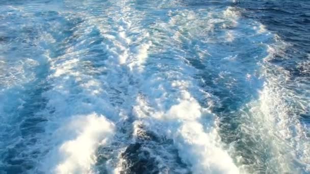 Bovenaanzicht Van Wervelend Zeewater Veroorzaakt Door Scheepsschroeven Terwijl Het Slow — Stockvideo