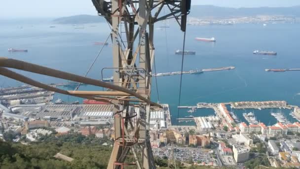 アッパー ロック ジブラルタル 2022年10月24日 波止場やジブラルタル湾を見下ろすケーブルカーからの眺めは アッパー ロック駅に向かって — ストック動画