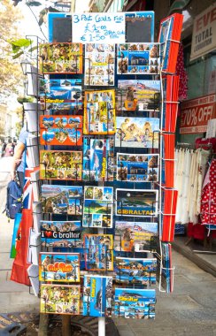Ana cadde, Cebelitarık. 22 Ekim 2022. Gibraltar, Main Caddesi 'ndeki hediyelik eşya dükkanının önünde sergileniyor..