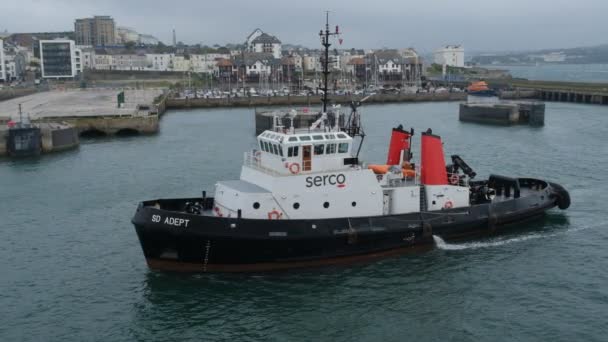 英国普利茅斯 2022年10月19日 可持续发展 号拖船驶入普利茅斯港 协助一艘大型远洋客轮驶离港口 — 图库视频影像