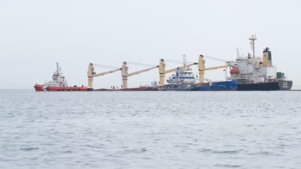 加泰罗尼亚湾 直布罗陀2022年9月5日 在直布罗陀沿海与Adam Lng油轮相撞的Os 35散装货船在加泰罗尼亚湾附近搁浅 船上人员正在清理并防止泄漏的石油扩散 — 图库视频影像