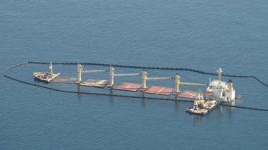 Katalan Körfezi, Cebelitar.5 Eylül 2022. Cebelitarık açıklarında Adam LNG tankerine çarpan OS 35 hangarı, mürettebatın temizliği ve kaçak petrolün yayılmasını önlemek için Katalan Körfezi yakınlarında karaya vurmuş durumda..