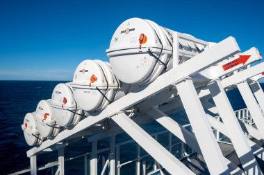 Santander, İspanya. 20 Ekim 2022. Brittany Feribot Pont Aven yolcu gemisine acil durum botları yerleştirildi..