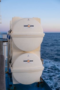 Santander, İspanya. 28 Ekim 2022. Brittany Feribot Pont Aven yolcu gemisine acil durum botları yerleştirildi..