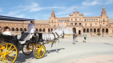 Sevilla, İspanya. 7 Eylül 2022 Sevilla 'daki Plaza De Espana' nın geniş açılı görüntüsü, ana girişin önündeki çeşmenin önünden geçen yerel bir turist atı ve at arabası.. 