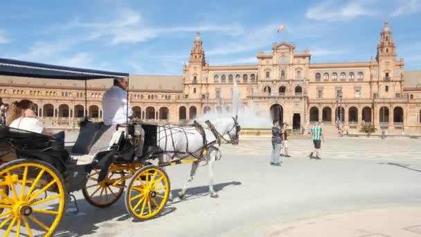 西班牙塞维利亚2022年9月7日塞维利亚德埃斯帕纳广场的广角图 有一辆当地的旅游马匹和马车经过主入口前面的中央喷泉 — 图库视频影像