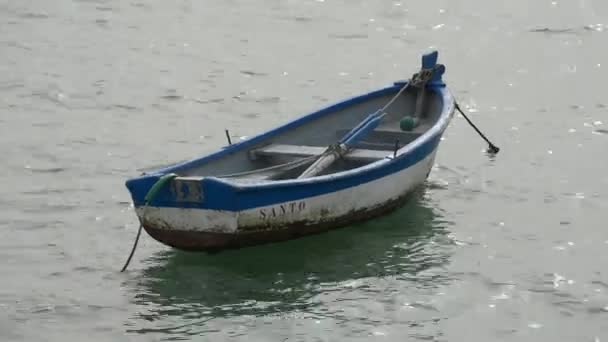 加的斯 西班牙 2022年11月21日 下午晚些时候 一艘停泊在海岸外的小木船在平静的海面上上下颠簸时被射中 — 图库视频影像