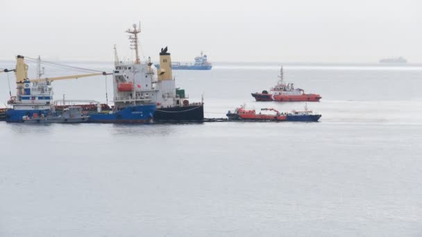 2022年9月5日 ジブラルタルのカタルーニャ湾 ジブラルタル沖のアダムLngタンカーと衝突したOs 35ばら積み貨物船は 乗組員がきれいになり 脱出した石油の拡散を防ぐために カタロニア湾近くに停泊しています — ストック動画