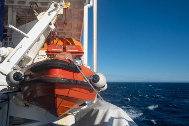 Santander, İspanya. 20 Ekim 2022. Brittany Feribotu Pont Aven yolcu gemisine acil kurtarma botu yerleştirildi..