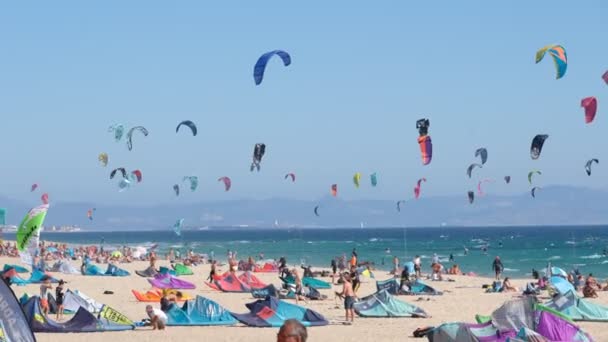 Valdevaqueros 西班牙2022年9月4日 在西班牙瓦尔德维耶罗斯海滩上的风筝冲浪者和日光浴者 背景是蓝天 大西洋和北非海岸线 — 图库视频影像