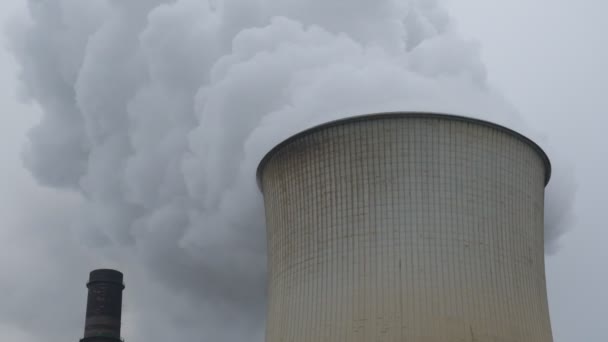슈바일러 2022 Eschweiler Rwe 발전소 유출공을 증발하는 수증기가 구름이 하늘로 — 비디오