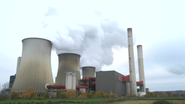 德国埃斯韦勒 2022年12月4日 位于Eschweiler的Rwe发电厂 其漂移蒸发掉的水蒸气被排出冷却塔 带着阴霾的天空排入大气 — 图库视频影像