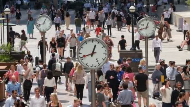 金丝雀码头 2022年8月11日 人们在金丝雀码头漫步 享受夏日阳光和户外就餐的慢镜头 — 图库视频影像