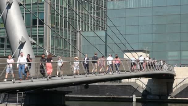 Canary Wharf London 11Th August 2022 Slow Motion People Crossing — Stock video