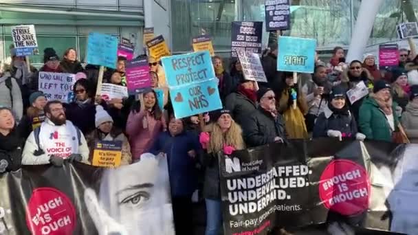 London 18Th January 2023 Striking Nurses Placards Banners Demonstrating Main — Stock Video