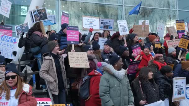 London 18Th January 2023 Striking Nurses Placards Banners Demonstrating Main — Video Stock