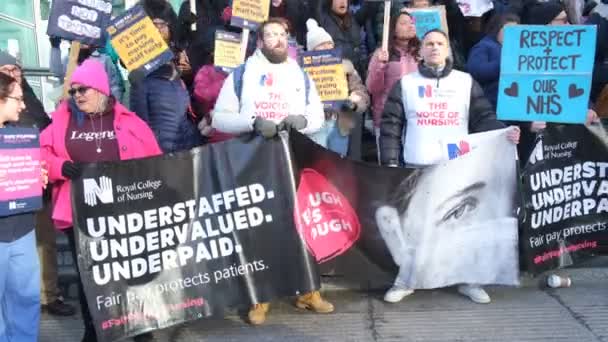 London 18Th January 2023 Striking Nurses Placards Banners Demonstrating Main — Stok video