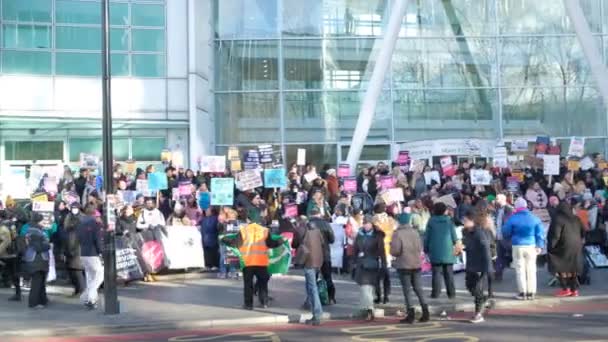 London 18Th January 2023 Striking Nurses Placards Banners Demonstrating Main — Vídeo de stock