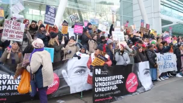 イギリス ロンドン 2023年1月18日 ロンドン大学カレッジ病院の正面玄関の外でデモを行い政府の削減と不公平な賃金に抗議しました — ストック動画